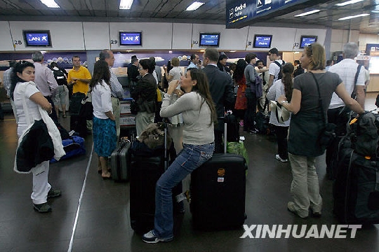 阿根廷多家航空公司罢工致大批乘客滞留机场