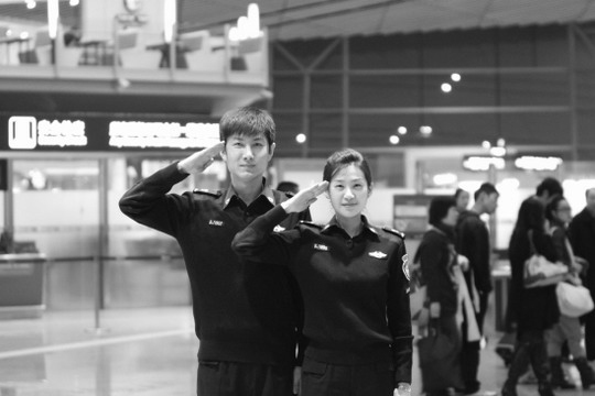 首都机场安检员换新装　民航93CA式制服退出