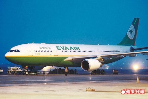 台湾长荣航空客机桃园机场撞空桥　引擎损坏