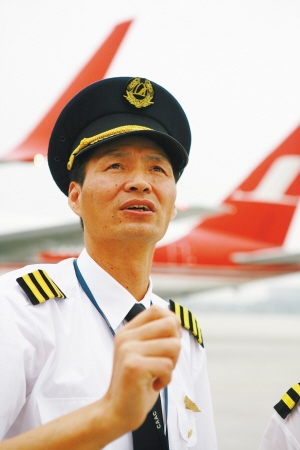 荣誉的背后——记上海航空大个子机长雷瑞华