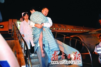 伊春空难乘客踹开舱门　人像下饺子般往下跳