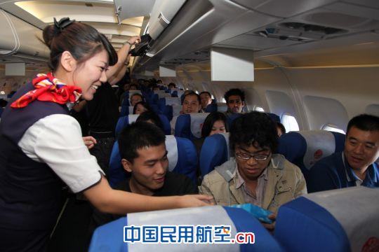 分公司乘务人员为旅客送上特色航班精美礼品--东航飞机模型