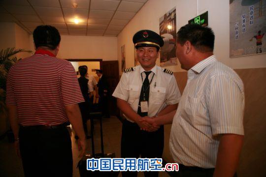 分公司相关单位领导迎接归航机组