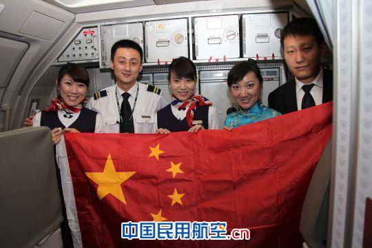 分公司乘务人员在特色航班上庆祝祖国生日