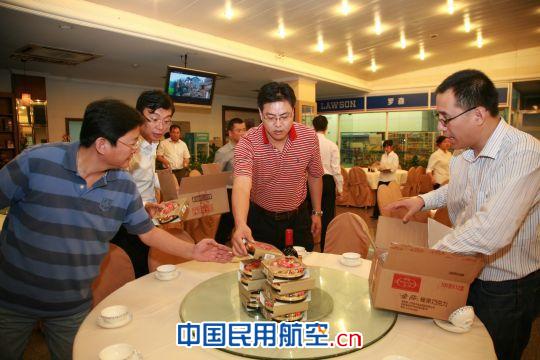 分公司各单位领导为驻浦东机组准备节日礼品