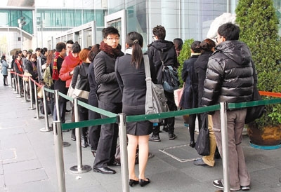 香港旅游业兴旺　千人排队应聘国泰航空空姐