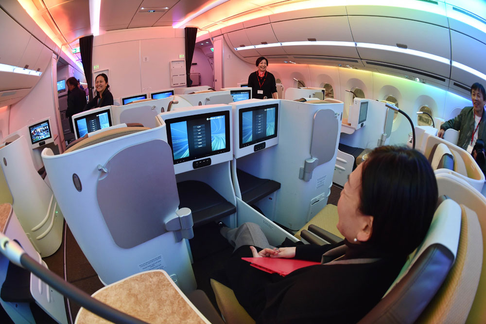 体验空客A350XWB宽体飞机机舱 这是11月20日在日本东京羽田机场拍摄的空客A350XWB宽体飞机的商务舱。 这架新型客机正在进行为期11天的亚洲展示飞行之旅。
