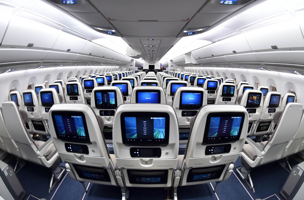 体验空客A350XWB宽体飞机机舱 这是11月20日在日本东京羽田机场拍摄的空客A350XWB宽体飞机的经济舱。 这架新型客机正在进行为期11天的亚洲展示飞行之旅。