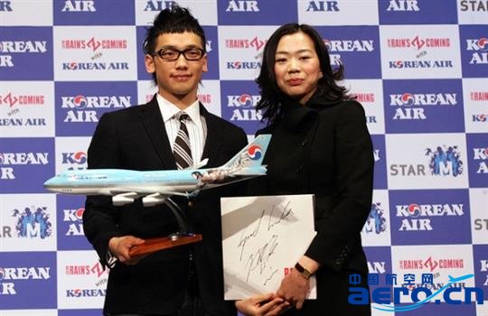 大韩航空副总裁Heather Cho（右一）与韩国流行明星Rain在一次活动中的合影（Chung Sung-Jun/Getty Images）