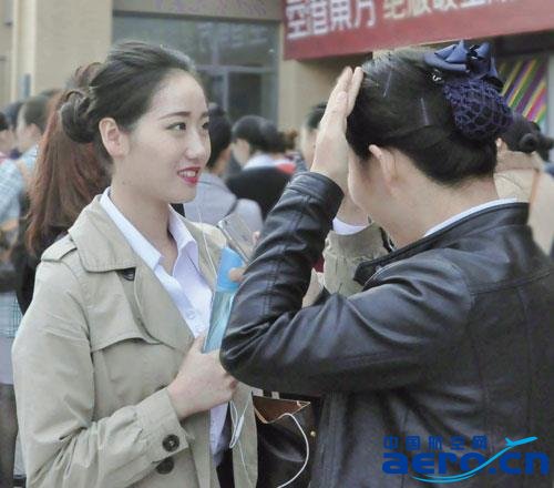 千名青年在川应聘东航空乘
