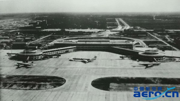 1980年改扩建后的首都机场是中国第一个双跑道机场.图为机场航站区
