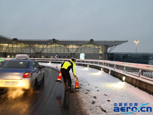 突降大雪 机场公安疏导300余名滞留旅客