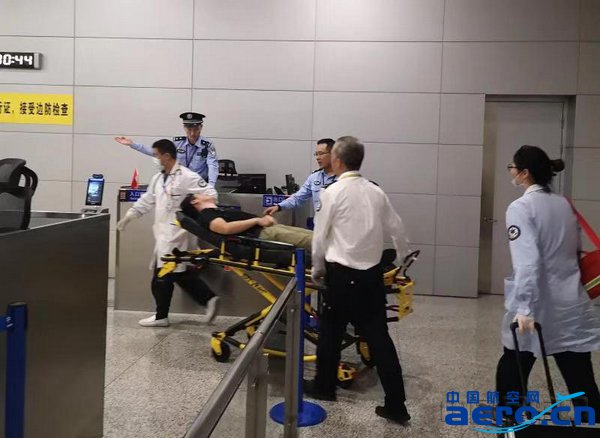 上海机场边检民警和机场医护人员紧急救治患病旅客-马吉琳摄.jpg