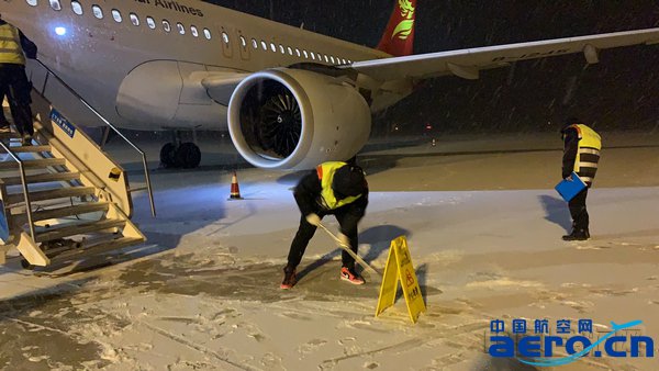 风雪中最美的民航人——致敬吐鲁番机场员工_(3).jpg