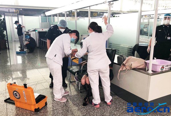 协助医务人员为旅客输液。高晗摄.jpg