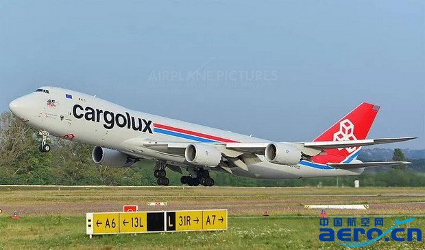 一架波音747与737发生剐蹭