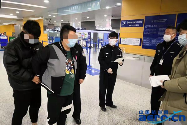 上海机场边检站民警正在移交违法嫌疑人-上海机场边检供图_副本.jpg