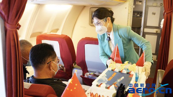 附图2：郑心霞执行退休前最后一班航班.JPG