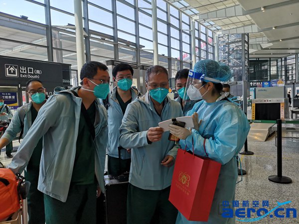 南航上海地服为医疗队员们提前准备好了登机牌-南航上海分公司供图_副本.jpg