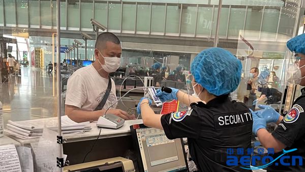 为旅客提供单片消毒湿巾_副本.jpg