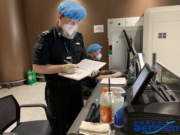 图：员工严格落实岗前工作标准_副本.jpg