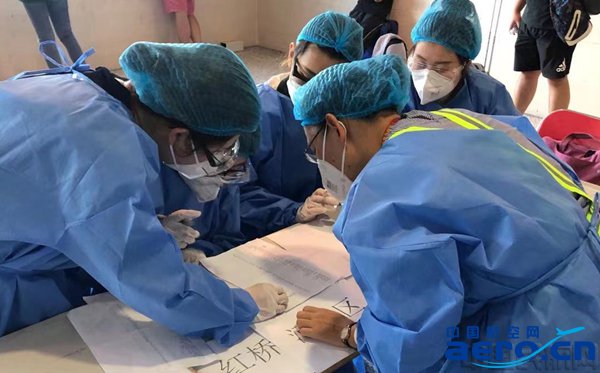 图 天津航空地服人员对返津旅客分区登记.jpg